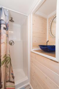 baño con lavabo azul en una habitación en Tiny House Siesta en Sarasota