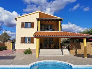 uma casa com uma piscina em frente em House ANA - Loborika, Pula, 4 bedrooms em Loborika