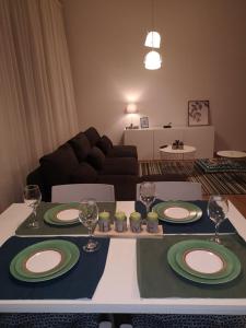 uma sala de estar com uma mesa com placas verdes e brancas em Capuccino em Sófia