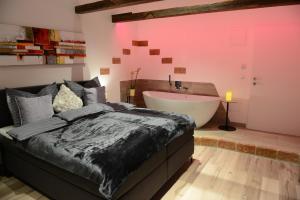 1 dormitorio con 1 cama grande y bañera en Auszeit Vienna Wellness Apartment en Viena