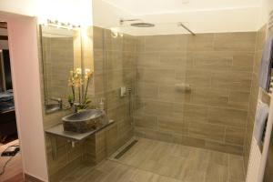 łazienka z umywalką i prysznicem w obiekcie Auszeit Vienna Wellness Apartment w Wiedniu +15 zdjęć