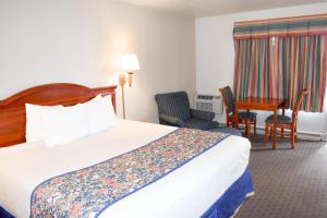 een hotelkamer met een bed en een bureau bij Attleboro Motor Inn in South Attleboro