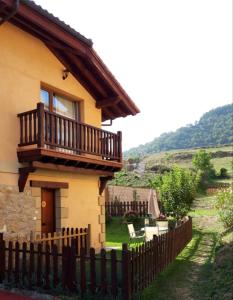 a house with a balcony and a fence at Apartamentos Bores in Bores