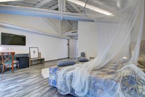 un dormitorio con una cama con mosquitera en Resilienza, en Mira