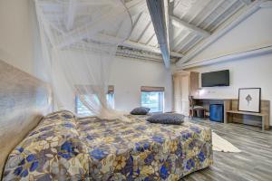 Un dormitorio con una cama grande y un televisor. en Resilienza, en Mira