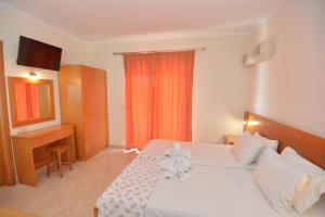 מיטה או מיטות בחדר ב-Perla Marina Aparthotel