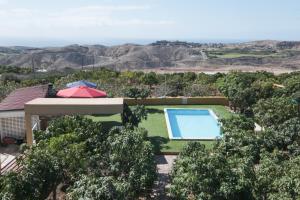 una vista aérea de una casa con piscina en Villa Vidalenta, en Salobre