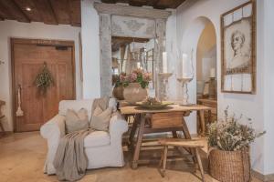 een woonkamer met een tafel en een stoel bij Hotel Alpenblick Zillertal in Hippach