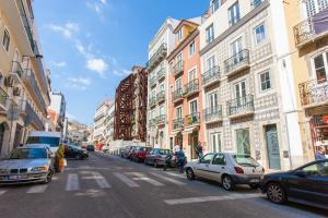リスボンにあるSao Bento Luxus with Terraceの路上駐車の賑やかな街道
