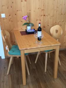 ラムサウ・アム・ダッハシュタインにあるApartment Villa Kernの木製テーブル(ワイン1本、グラス2杯付)