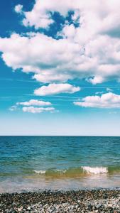 una playa con un cielo nublado y el océano en The Oaks Glamping - Pips Cabin en Colkirk