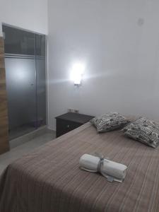 En eller flere senge i et værelse på Las Salinas Hostal
