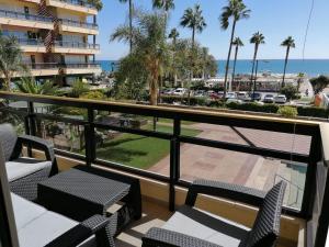 balcone con sedie e vista sull'oceano di Esplendido APARTAMENTO, CARIHUELA EDIFICIO EL REMO, PRIMERA LÍNEA a Torremolinos