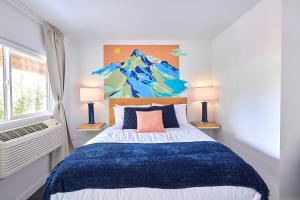 - une chambre avec un lit, deux lampes et une fenêtre dans l'établissement Kenton Hotel, à Portland