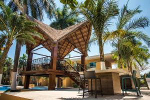 a resort with a staircase and palm trees at Tecnohotel Mérida Norte in Mérida