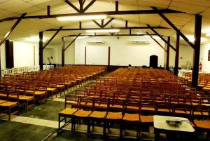 a large lecture hall with rows of tables and chairs at Ilha Morena Praia Hotel in Caraguatatuba