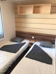 サン・ジャン・ド・モンにあるMon Coin de Vendéeのベッド2台が備わる部屋