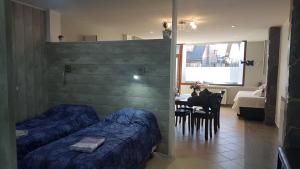 Habitación con cama y mesa con mesa en Aijpel Loft en Ushuaia