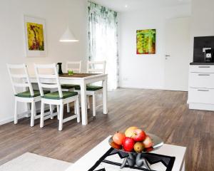 Boland Apartments في روست: مطبخ وغرفة طعام مع طاولة وكراسي