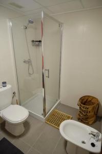 a bathroom with a shower and a toilet and a sink at Chill'n Holidays in Moncófar
