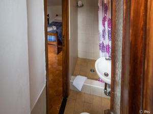 A bathroom at El Nin Apartment with Terrace