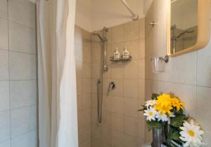 A bathroom at El Nin Apartment with Terrace