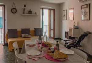 A seating area at El Nin Apartment with Terrace