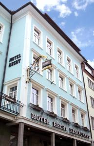 un edificio azul con un hotel delante en Hotel Hecht Appenzell, en Appenzell