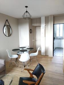 - un salon avec une table et des chaises dans l'établissement Appartement au centre de Saint Briac, à Saint-Briac-sur-Mer