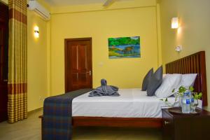 希卡杜瓦的住宿－Onera Villa，一间卧室配有带毛巾的床