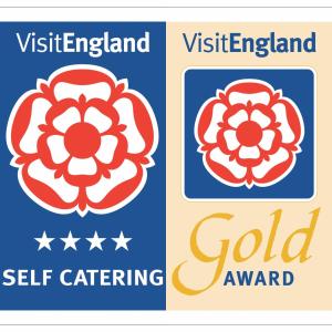 dos logotipos para la isla vitoreante y el premio oro en Rolling Mill, Wolds Way Holiday Cottages, 2 Bed, 1st floor, en Cottingham