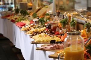 una línea de buffet con muchos tipos diferentes de comida en Hotel Grand Corner, en Frankfurt