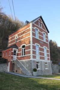 - un bâtiment en briques avec des escaliers sur son côté dans l'établissement Villa Louise, à Durbuy
