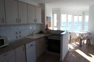 kuchnia ze zlewem i blatem w obiekcie Beachfront 82 w mieście Torrox Costa