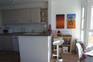 Kuchnia lub aneks kuchenny w obiekcie Beachfront 82