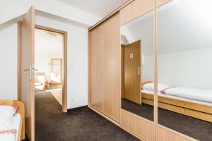 een slaapkamer met een grote spiegel en een bed bij Apartmán Krakonoš in Rokytnice nad Jizerou