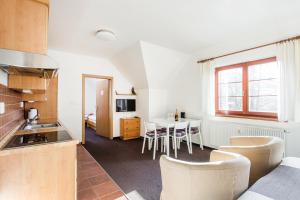 een keuken en eetkamer met een tafel en stoelen bij Apartmán Rokytnice 213 in Rokytnice nad Jizerou