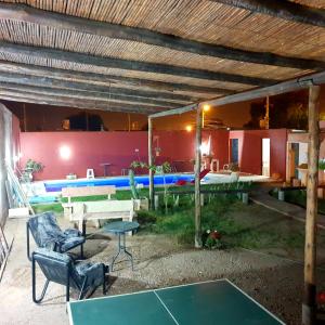 un patio con mesa de ping pong y sillas en COMPLEJO DOÑA OLGA en La Rioja