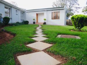einen Gehweg im Hof eines Hauses in der Unterkunft Lilliz Guest House in Mthatha
