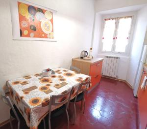 una cucina con tavolo e sedie, tavolo e tavolo di Appartamento Liliana a Pontremoli
