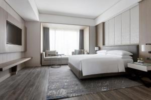 Postel nebo postele na pokoji v ubytování Clark Marriott Hotel
