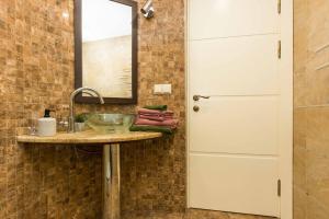 Un baño de Wonderful penthouse in centr of Chisinau