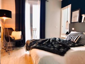 1 dormitorio con 1 cama con una manta de piel de imitación en Leono’, en Seborga