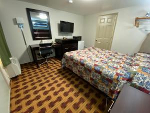 TV a/nebo společenská místnost v ubytování Lodge Inn Wrightstown - Fort Dix + 22 fotografií