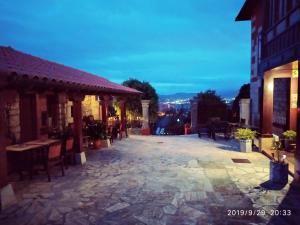 苏安塞斯Posada Campo的建筑物内有桌椅的露台