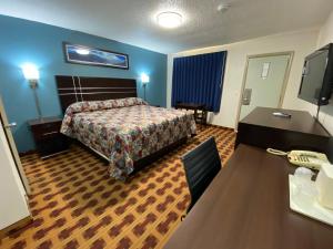 WrightstownLodge Inn Wrightstown - Fort Dix的配有床和书桌的酒店房间