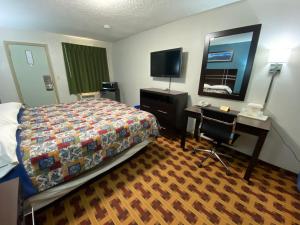 TV a/nebo společenská místnost v ubytování Lodge Inn Wrightstown - Fort Dix