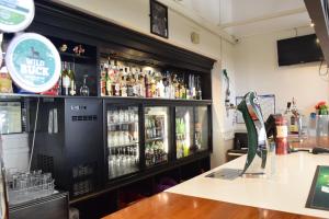 un bar con un montón de botellas de alcohol en Fernlodge Inglewood, en Inglewood