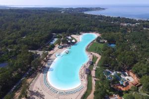 an aerial view of a beach with blue water at Green Park Apartamento con Balcón vista Lago in Punta del Este