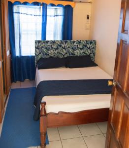 Кровать или кровати в номере Tropical Breeze Vacation Home and Apartments